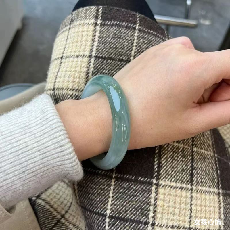 Ice jade bracelet, waxy natura - огляд і ціна Bracelets